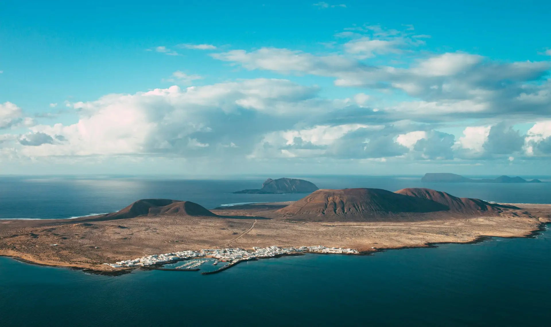 Explore Volcanic Landscapes of Lanzarote – Breathtaking Island Views